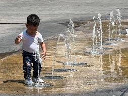 Se espera en la ZMG una temperatura de más de 36 grados, por lo que familias tapatías buscan la manera de quitarse el calor. EL INFORMADOR/ ARTURO NAVARRO