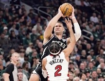 Brook López fue el líder anotador de los Bucks con 25 puntos, en ausencia de Giannis Antetokounmpo. AFP/S. Revere