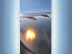 Uno de los pasajeros del vuelo de Vallarta grabó el momento en el que el motor se incendia, tras una explosión, justo cuando permanecía en el aire, con el mar de fondo. ESPECIAL