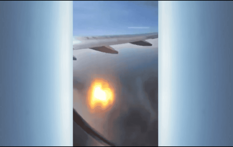Uno de los pasajeros del vuelo de Vallarta grabó el momento en el que el motor se incendia, tras una explosión, justo cuando permanecía en el aire, con el mar de fondo. ESPECIAL