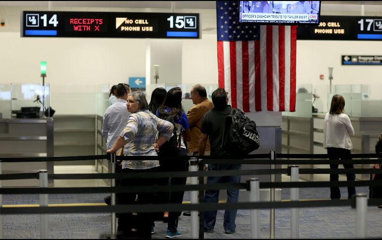 Las personas que viajen a Estados Unidos por turismo o negocios necesitan visas B1/B2, a menos que califiquen para el Programa de Exención de Visa. AFP / Getty Images / ARCHIVO