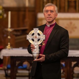 El Papa regala fragmentos de la cruz de Cristo para coronación de Carlos III