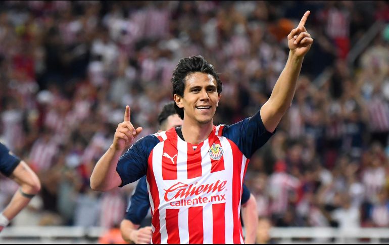 José Juan Macías reveló que Peso Pluma entrenó con él en Chivas. IMAGO 7