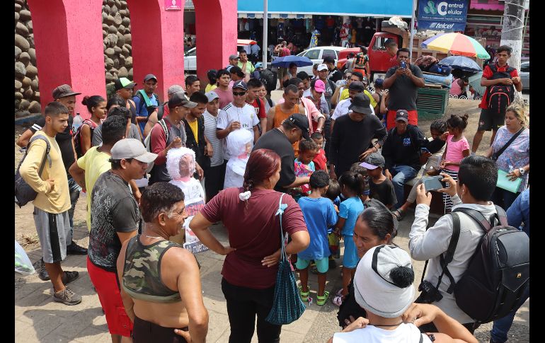 Frente al centro del INM, incendiaron la primera piñata del titular de Migración y después la de López Obrador. EFE/J. Blanco