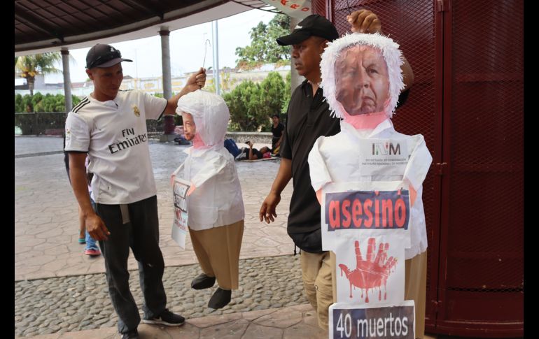 Frente al centro del INM, incendiaron la primera piñata del titular de Migración y después la de López Obrador. EFE/J. Blanco