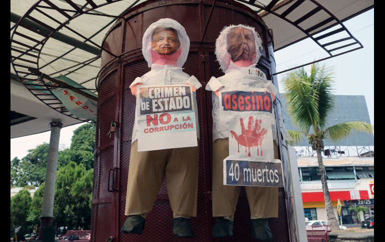 Frente al centro del INM, incendiaron la primera piñata del titular de Migración y después la de López Obrador. EFE/J. Blanco