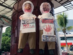 Frente al centro del INM, incendiaron la primera piñata del titular de Migración y después la de López Obrador. EFE/J. Blanco