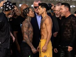 Ambos boxeadores se encontraban realizando un live en Instagram, ahí fue donde Davis (IZQ) le lanzó la pregunta a su rival sobre si apostaría toda su bolsa que se llevaría en la pelea del sábado, García (DER) no dudó ni un segundo en aceptar la propuesta. EFE