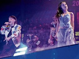 Peso Pluma y Becky G cantan juntos el tema “Chanel”. AP