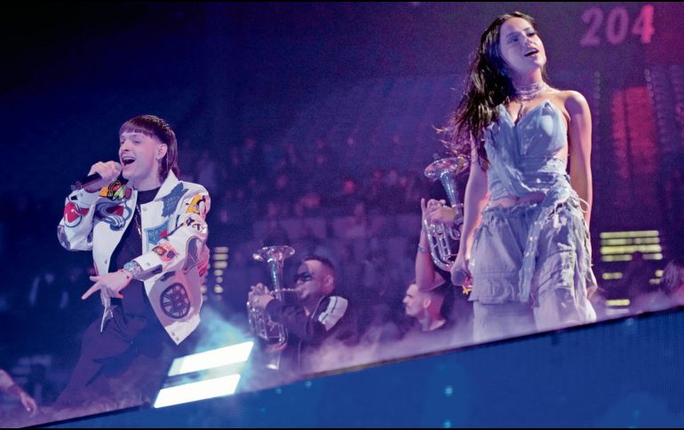 Peso Pluma y Becky G cantan juntos el tema “Chanel”. AP