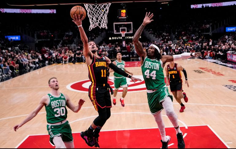 Trae Young (#11) superó los 30 puntos para guiar a Atlanta al triunfo. AP/B. Anderson