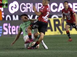 En el medio campo, Valenzuela se encontró de frente con Óscar Villa, de La Fiera, quien en un intento de recuperar el balón se frenó. ESPECIAL