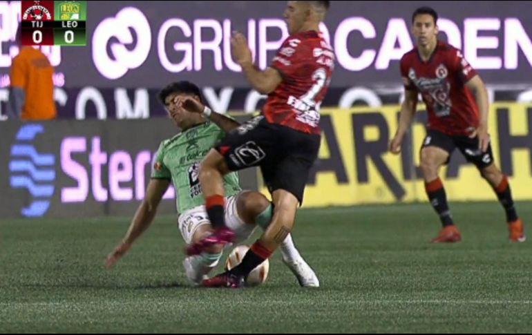 En el medio campo, Valenzuela se encontró de frente con Óscar Villa, de La Fiera, quien en un intento de recuperar el balón se frenó. ESPECIAL