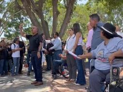 Debido a la intervención en el homenaje, el evento público se dispersó mientras que víctimas de ambas expresiones se hicieron de palabras, que no escalaron a mayores confrontaciones. EL INFORMADOR
