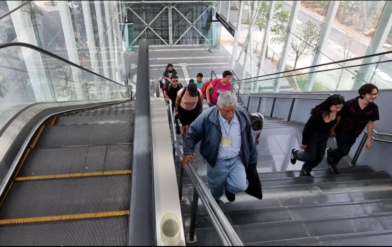 Usuarios son los más perjudicados por las fallas de escaleras y ascensores del Tren Ligero. EL INFORMADOR/A. Camacho