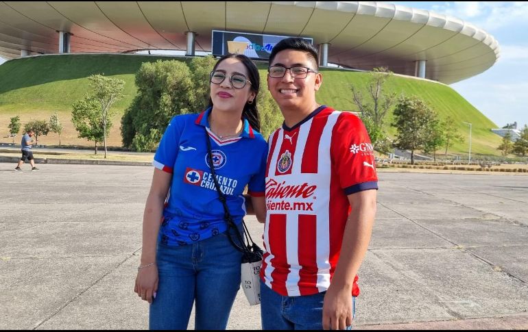 Esta pareja vino desde Cinpango, Estado de México, para presenciar el partido. EL INFORMADOR/ A.García
