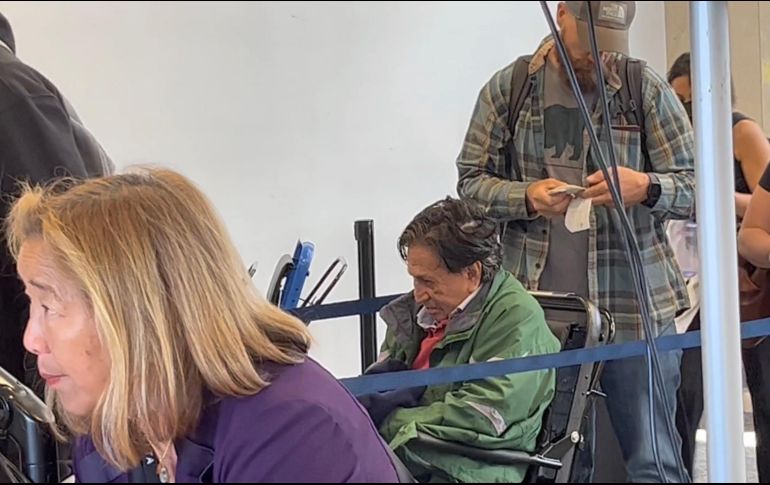 Captura de un video donde se puede ver a Alejandro Toledo esperando para volar al aeropuerto de Los Ángeles, previo a su llegada a Perú. EFE