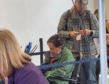 Captura de un video donde se puede ver a Alejandro Toledo esperando para volar al aeropuerto de Los Ángeles, previo a su llegada a Perú. EFE