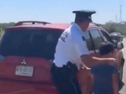 El niño fue escoltado por los policías después de ser olvidado en una tienda. ESPECIAL