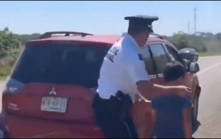 El niño fue escoltado por los policías después de ser olvidado en una tienda. ESPECIAL
