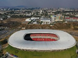 Versiones extraoficiales reportaron que una persona en cuestión habría sido agredida en el estacionamiento del estadio. EFE/F. Guasco