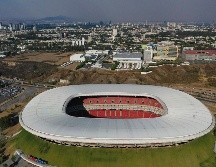 Versiones extraoficiales reportaron que una persona en cuestión habría sido agredida en el estacionamiento del estadio. EFE/F. Guasco