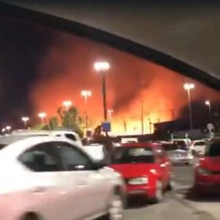 Se registra incendio a un costado de plaza en Santa Anita (VIDEO)