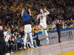 Stephen Curry tuvo un error que le pudo costar caro a los Warriors al final del partido, pero los Kings fallaron el tiro que habría sido el ganador. AFP