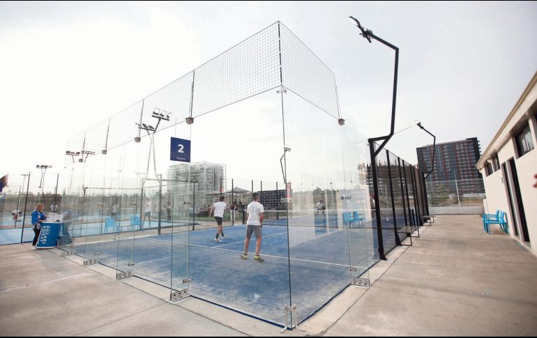 En diversos puntos de la ciudad se pueden encontrar canchas de pádel, donde se puede perfeccionar la práctica de este deporte. ESPECIAL/ Gobierno de Guadalajara