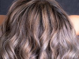 En las imágenes se ve cómo sale humo de la cabellera de la joven, así como la cara de susto de la fumadora. ESPECIAL/Foto de Valeriia Kogan en Unsplash