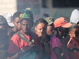 Las llamas atrajeron a cientos de espectadores. AP/O. Joseph