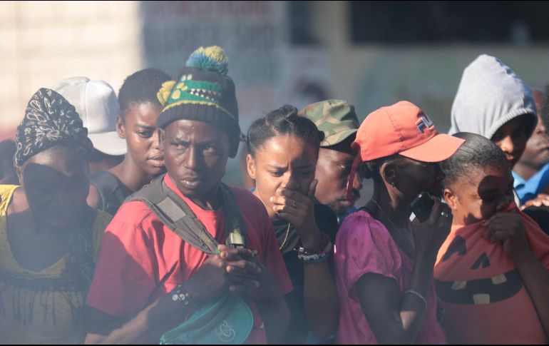 Las llamas atrajeron a cientos de espectadores. AP/O. Joseph