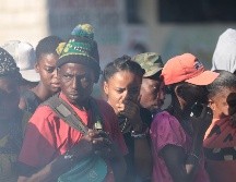 Las llamas atrajeron a cientos de espectadores. AP/O. Joseph