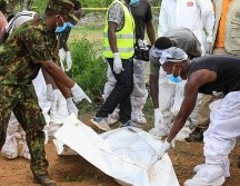 Los detectives y expertos forenses comenzaron a examinar el sitio el viernes. EPA