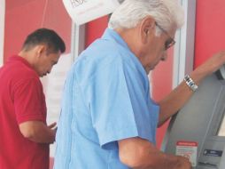 Es importante que el pensionado se acompañe de una persona de confianza a retirar su dinero. SUN / ARCHIVO