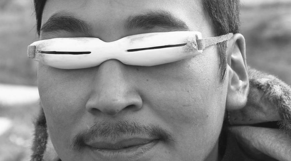 La gafas de sol tuvieron con predecesor las gafas de la nieve que utilizan los innuit en el Ártico. GETTY  IMAGES