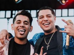 Al parecer estás declaraciones llegaron hasta los oídos de Eduin y Jhony Caz, pues durante uno de sus conciertos por Estados Unidos, aprovecharon para demostrar que el tatuaje en cuestión seguía intacto en el cuello del cantante. INSTAGRAM / jhonny_caz