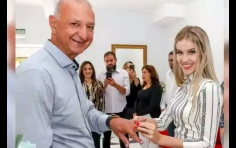 El alcalde de 65 años y la joven de 16 se casaron el 12 de abril. ESPECIAL