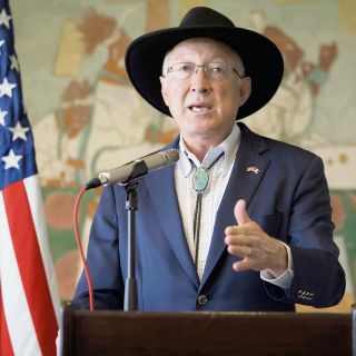 Ken Salazar, embajador de EU, también tiene COVID-19