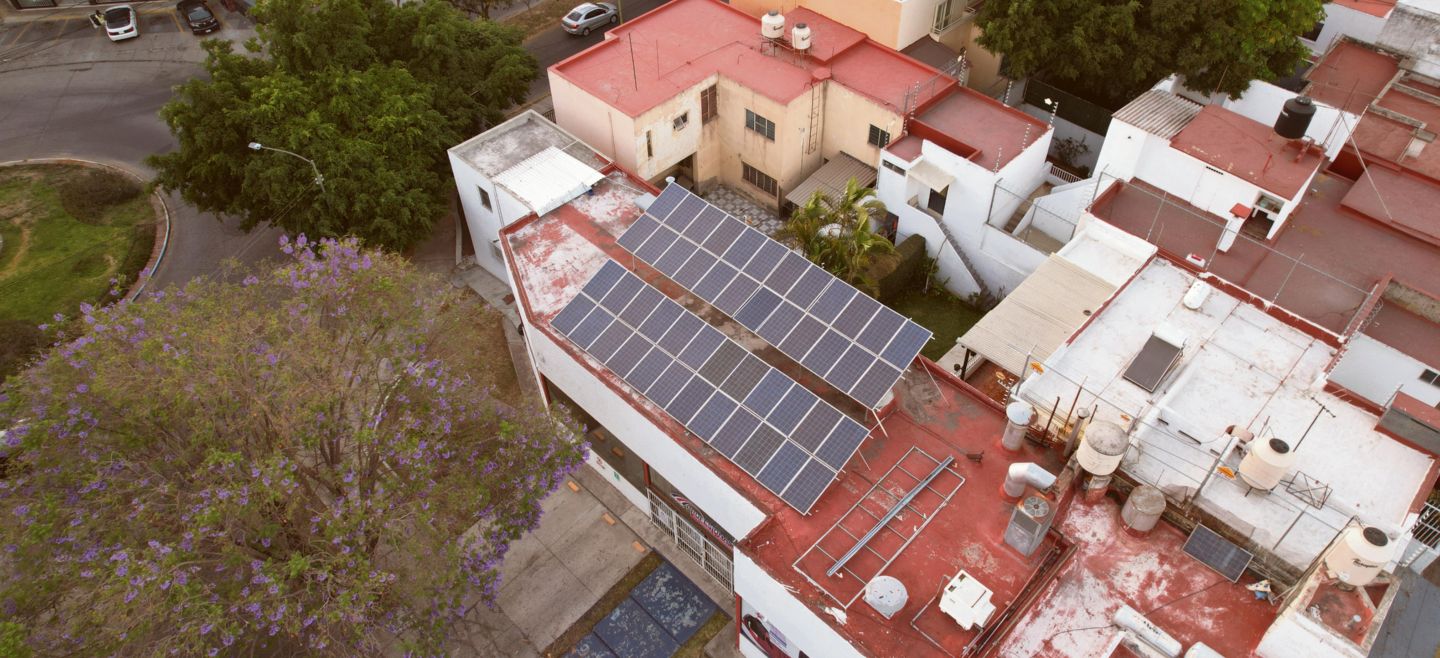 En Jalisco cada vez son más los habitantes que optan por invertir en paneles solares para generar energía en sus hogares. EL INFORMADOR/ A. Navarro