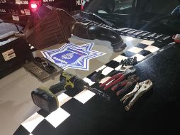 Policías aseguraron un filtro de aire, una batería y una computadora, además de herramientas. ESPECIAL/Policía de Guadalajara