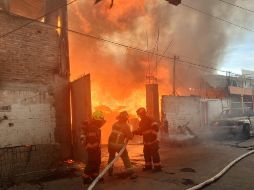 El incendio es en una maderería en la colonia San Juan de Ocotán. ESPECIAL