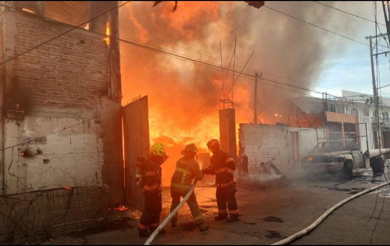 El incendio es en una maderería en la colonia San Juan de Ocotán. ESPECIAL