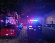 Los elementos de policía acudieron al lugar de los hechos luego de que recibieron el reporte de múltiples detonaciones de arma de fuego. CORTESÍA / Policía de Guadalajara