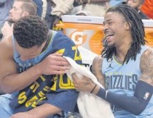 Desmond Bane (izq.) y Ja Morant (der.) se combinaron para sumar 64 puntos y así llevar su serie ante los Lakers a un sexto juego, a disputarse de regreso en Los Ángeles. AP