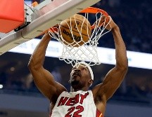 Jimmy Butler  clava el balón. El alero de Miami hizo 42 puntos anoche. AP/J. Phelps