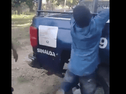 Revelan video de policías golpeando con una tabla a un joven esposado. TWITTER/@AlfredoAlvarezz