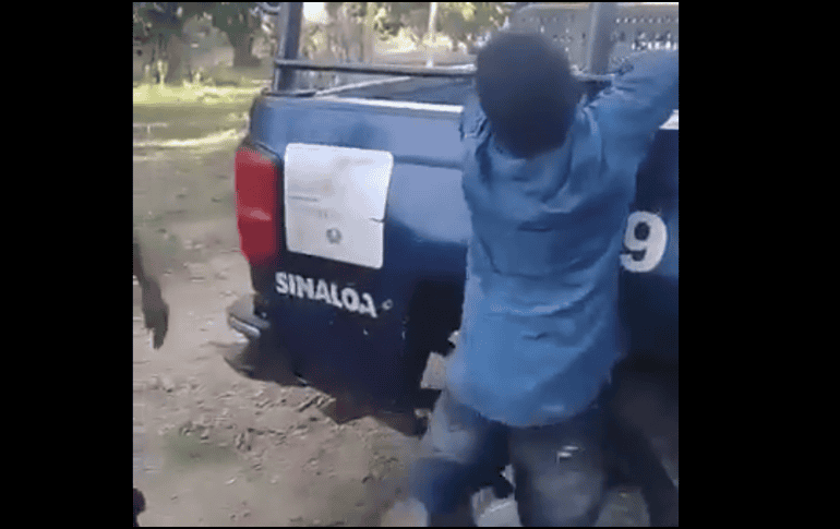 Revelan video de policías golpeando con una tabla a un joven esposado. TWITTER/@AlfredoAlvarezz