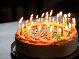 La abuela está sentada frente al pastel de chocolate y se inclina para morderlo rápidamente. ESPECIAL/Foto de Richard Burlton en Unsplash