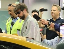 Piqué llegando al aeropuerto internacional en Miami y negándose a entrevistas